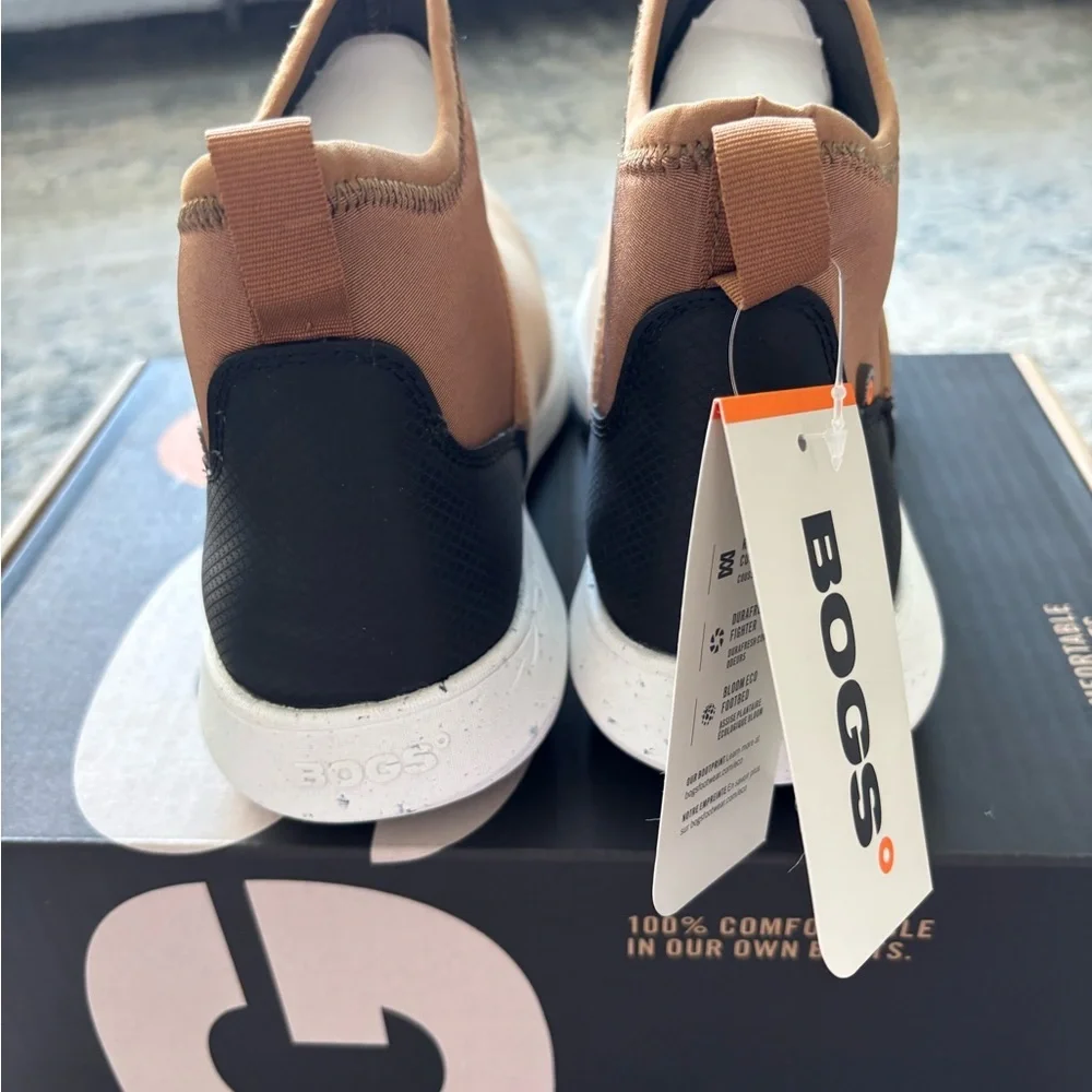 Women’s Bogs Juniper Chelsea Tan and Black Casual Boots - Picture 5 of 11